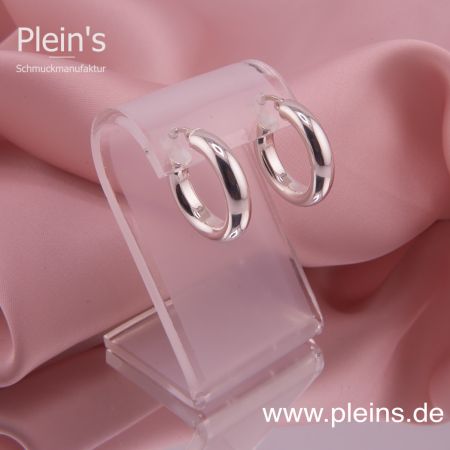 Nahaufnahme der Creolen, präsentiert auf einem Ohrringständer, mit glänzender polierter Oberfläche der großen Creolen.